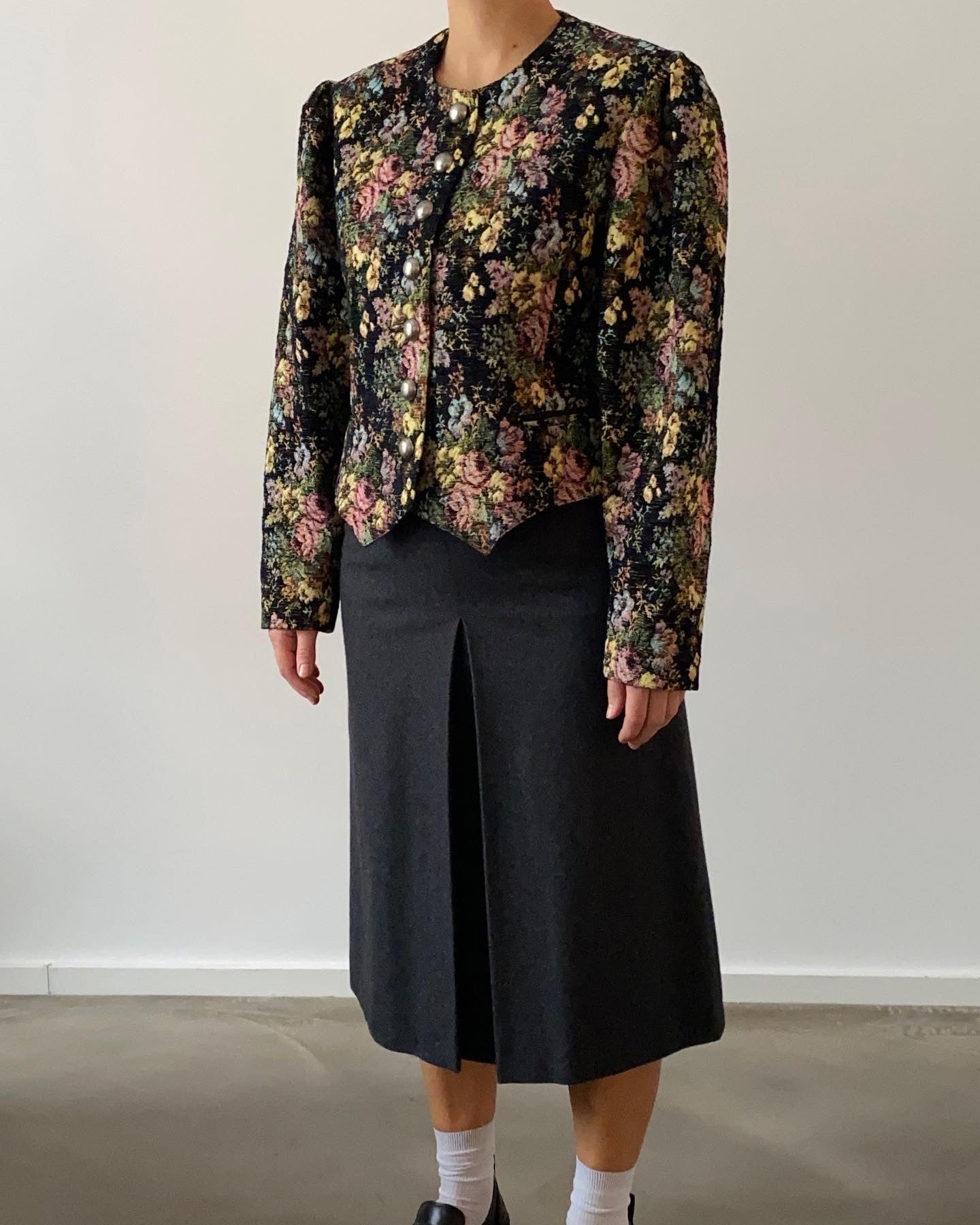 Short flower jacket with puffy sleeves